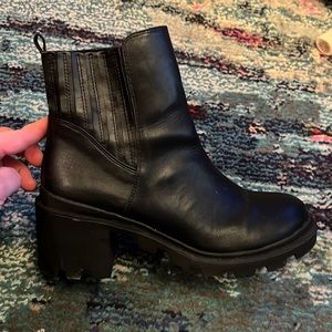 Trendy black stylish boots with heel. Elastic top with pleats. Worn once.